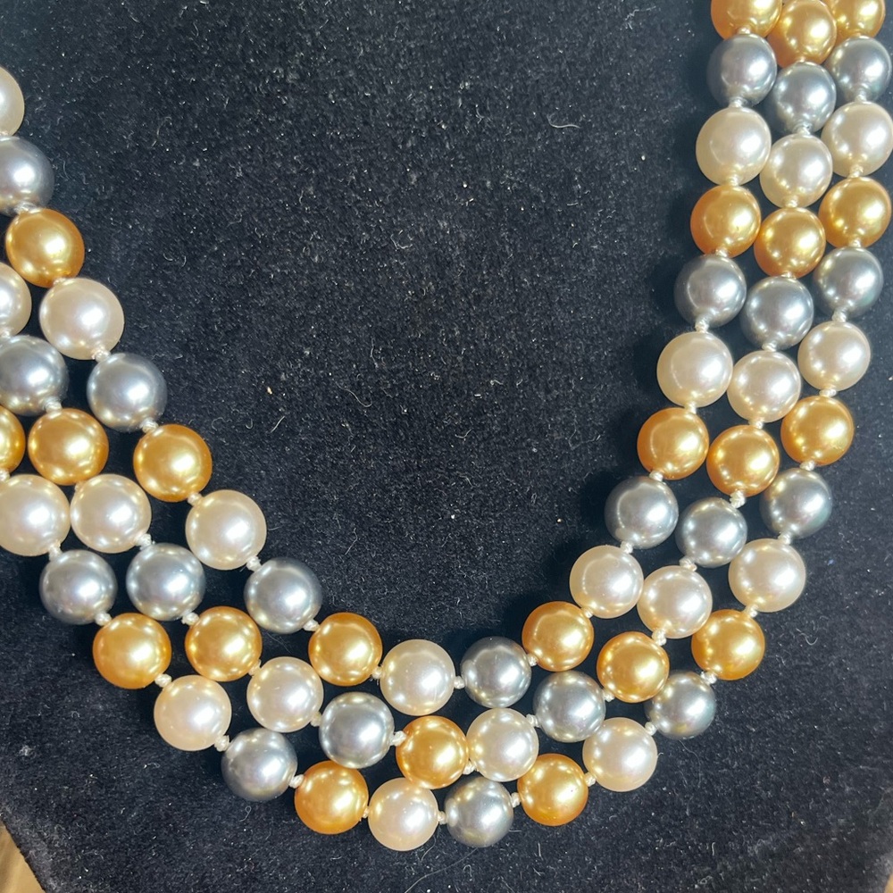 Triple strand vintage Pearls - Picture 2 of 7